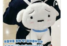 萌度幾霸昏♡ 超可愛毛絨「小白造型後背包」 「無辜軟萌神情」大人小孩通通被煞到!